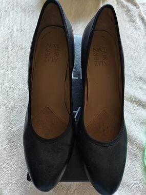 Naturalizer Black Leather Rounded Toe Heels